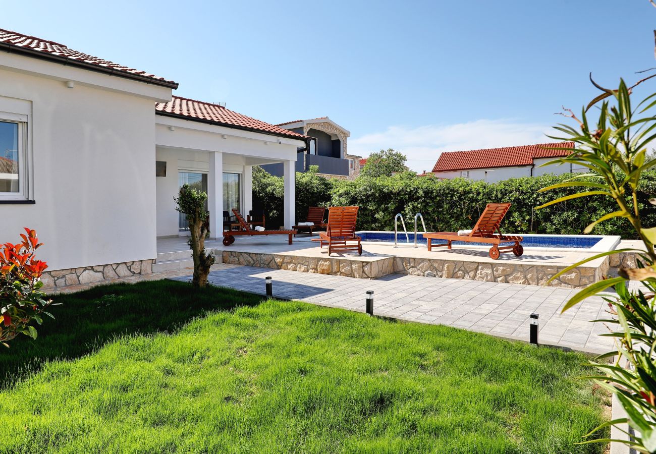 Ferienhaus in Vir - Jandro, Modernes Ferienhaus für Familie mit Pool