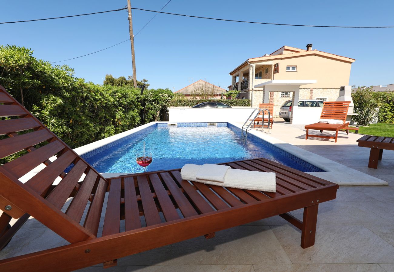 Ferienhaus in Vir - Jandro, Modernes Ferienhaus für Familie mit Pool