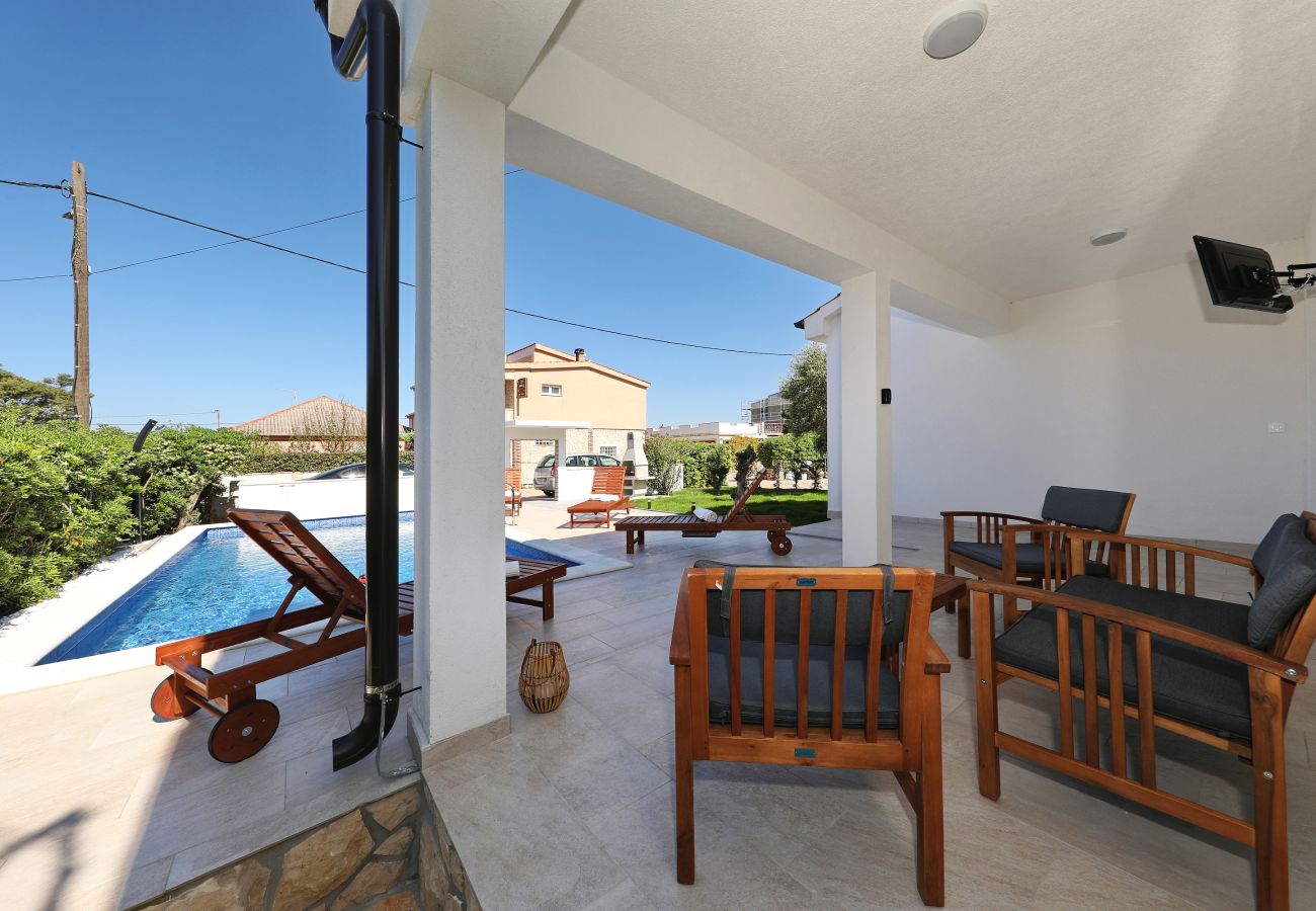 Ferienhaus in Vir - Jandro, Modernes Ferienhaus für Familie mit Pool