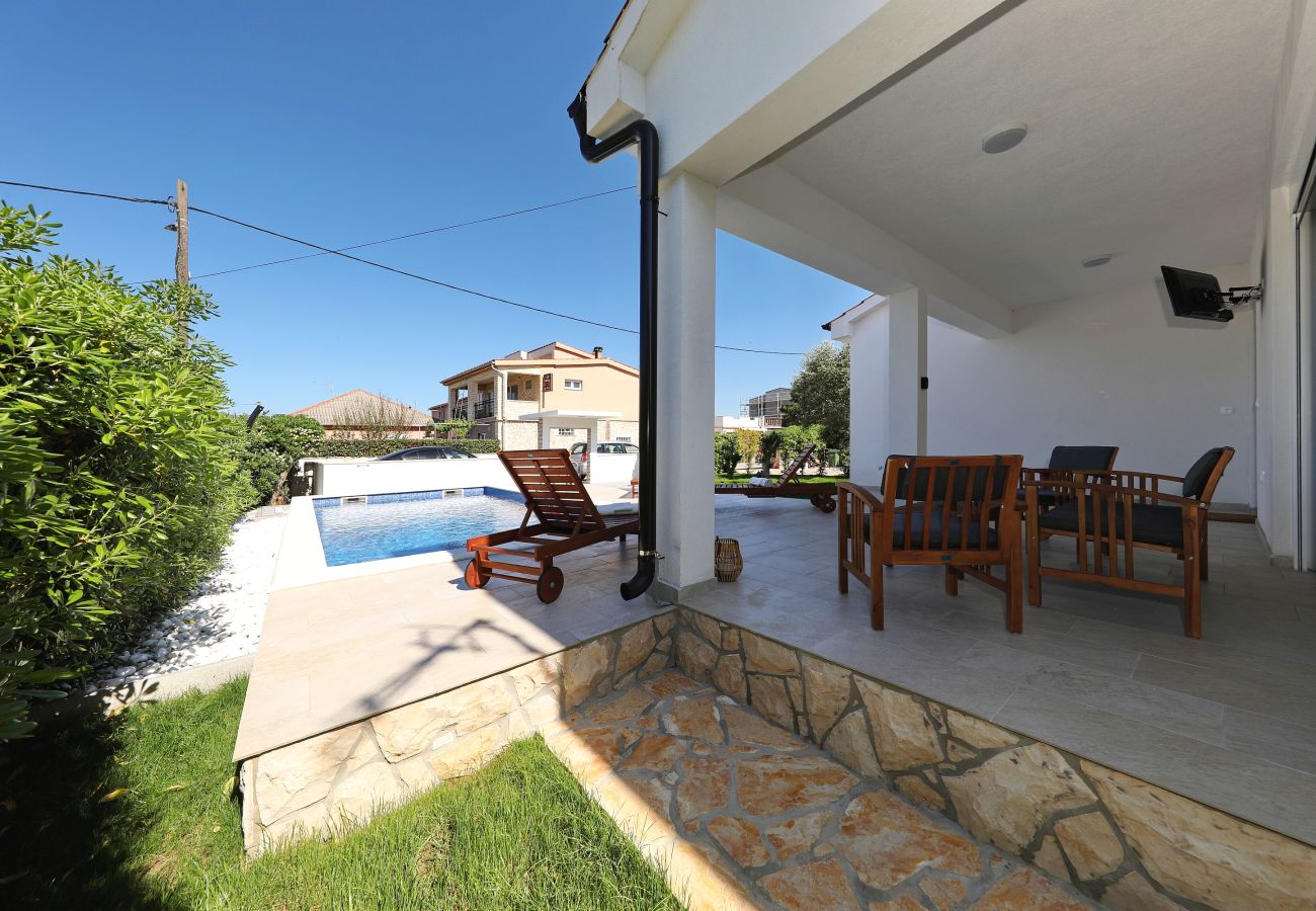 Ferienhaus in Vir - Jandro, Modernes Ferienhaus für Familie mit Pool