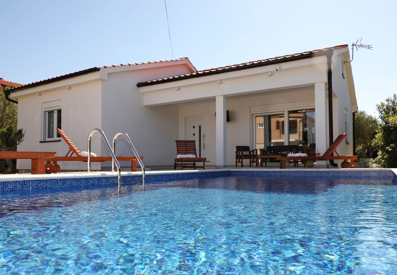 Ferienhaus in Vir - Jandro, Modernes Ferienhaus für Familie mit Pool