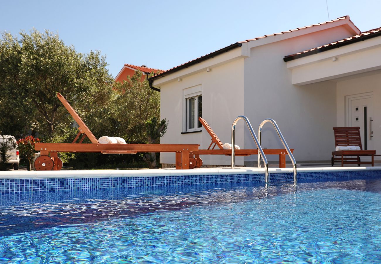 Ferienhaus in Vir - Jandro, Modernes Ferienhaus für Familie mit Pool