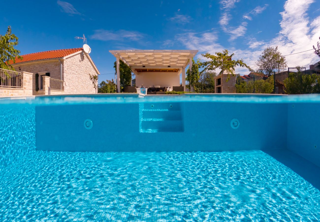 Ferienhaus in Debeljak - Ferienhaus Angelina mit Privatpool
