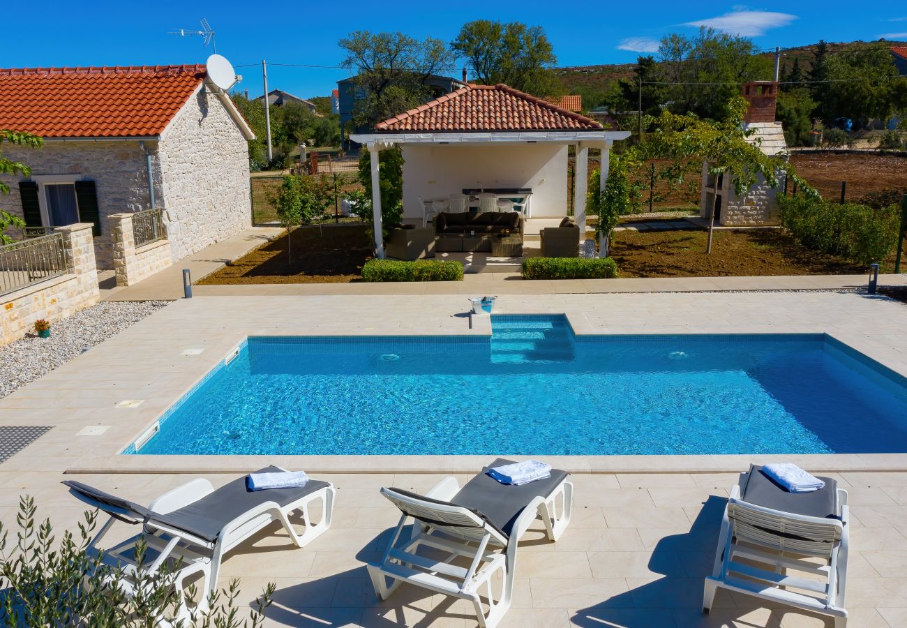 Ferienhaus in Debeljak - Ferienhaus Angelina mit Privatpool