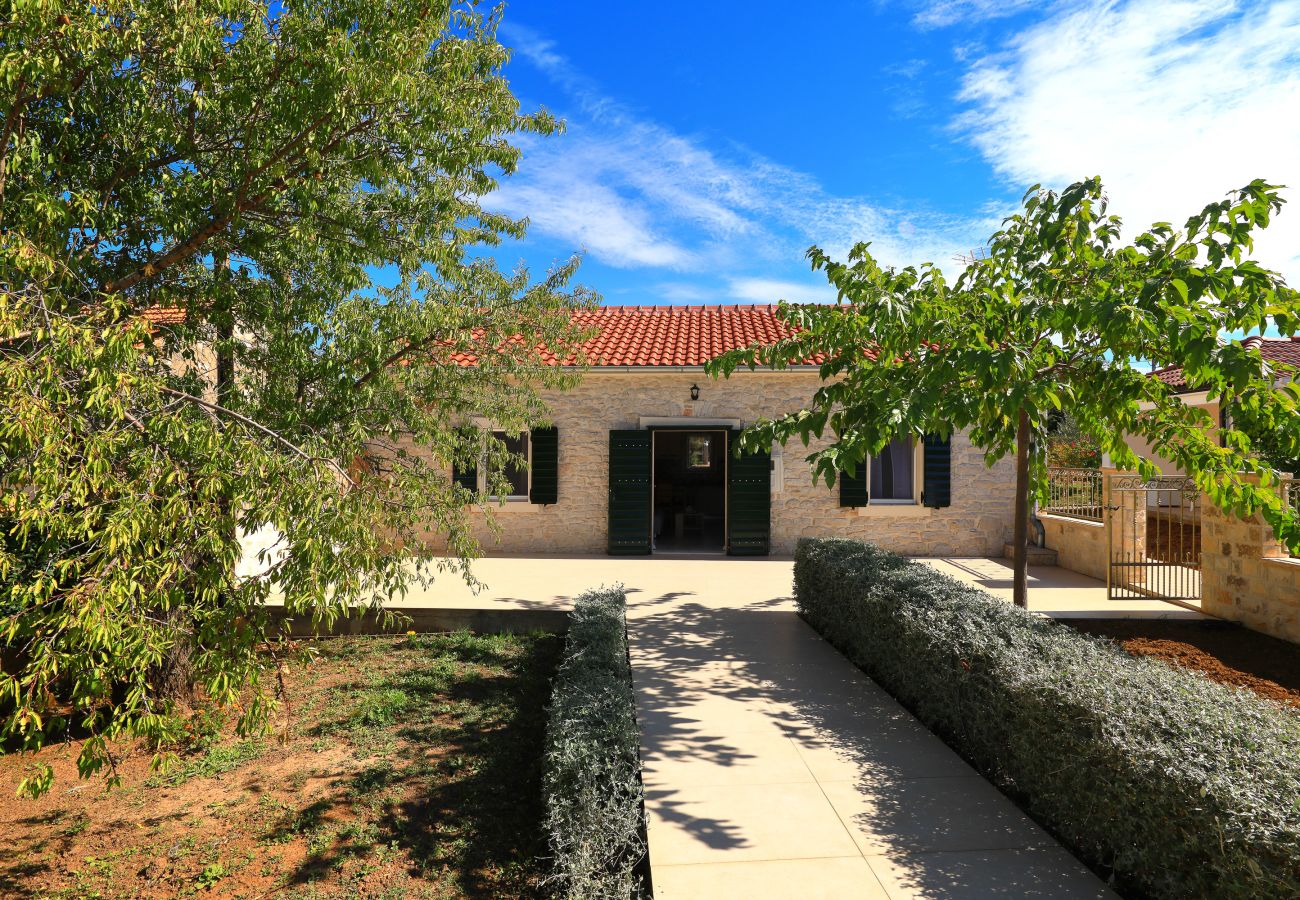 Ferienhaus in Debeljak - Ferienhaus Angelina mit Privatpool