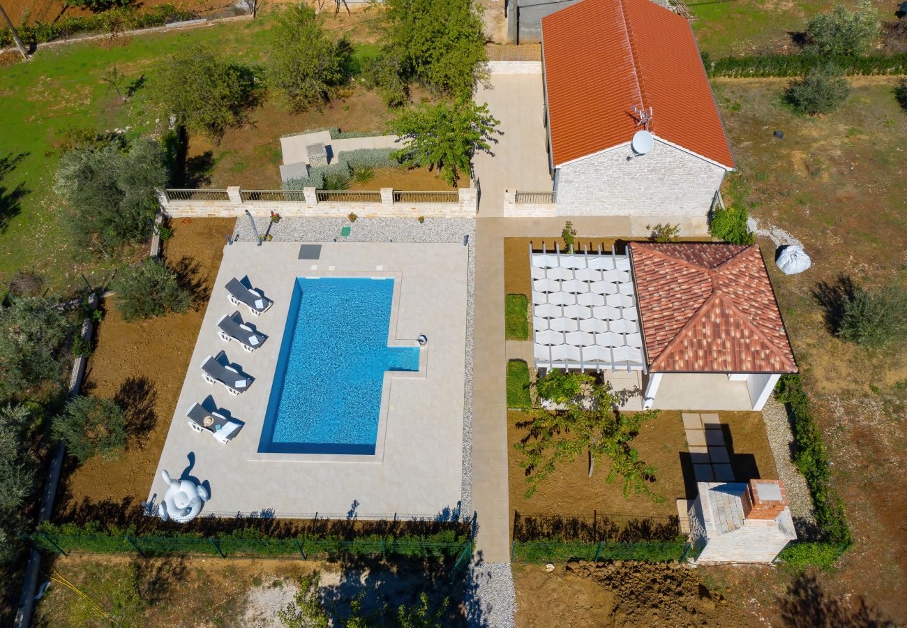 Ferienhaus in Debeljak - Ferienhaus Angelina mit Privatpool