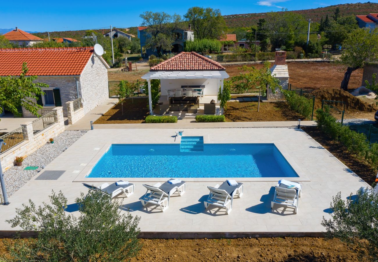 Ferienhaus in Debeljak - Ferienhaus Angelina mit Privatpool