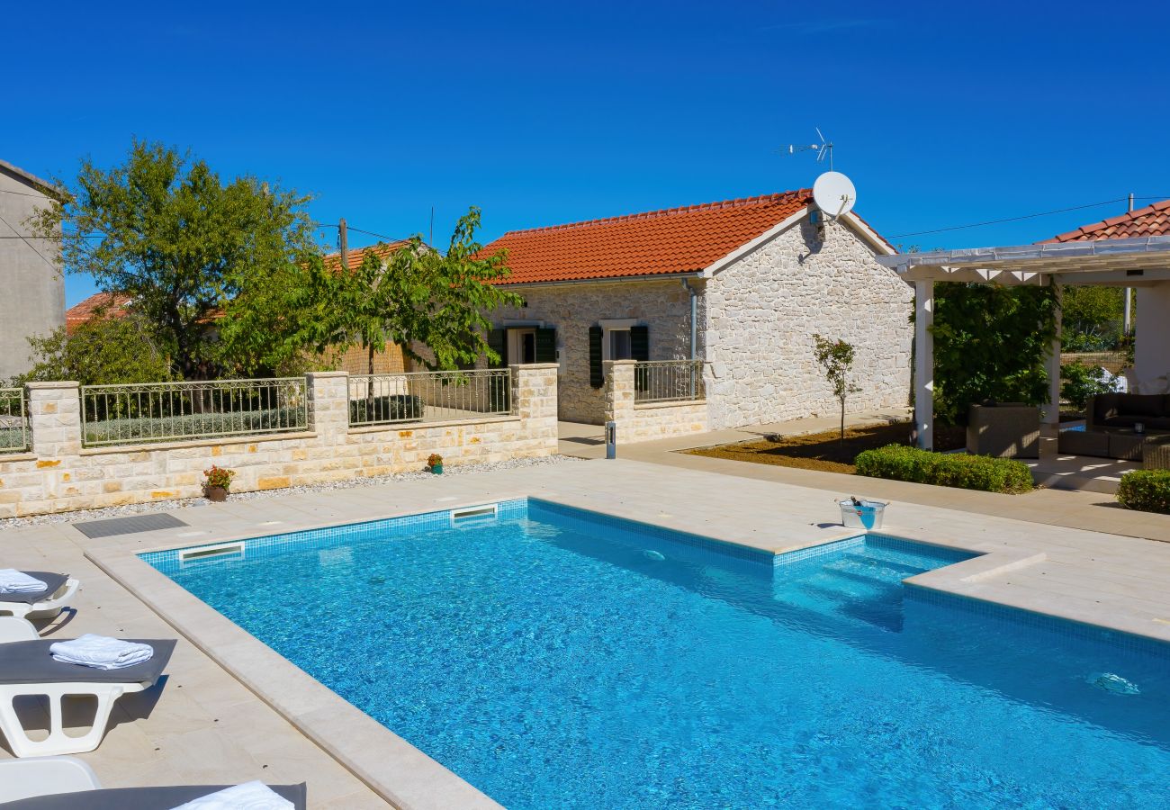 Ferienhaus in Debeljak - Ferienhaus Angelina mit Privatpool