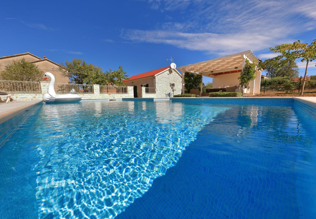 Ferienhaus in Debeljak - Ferienhaus Angelina mit Privatpool