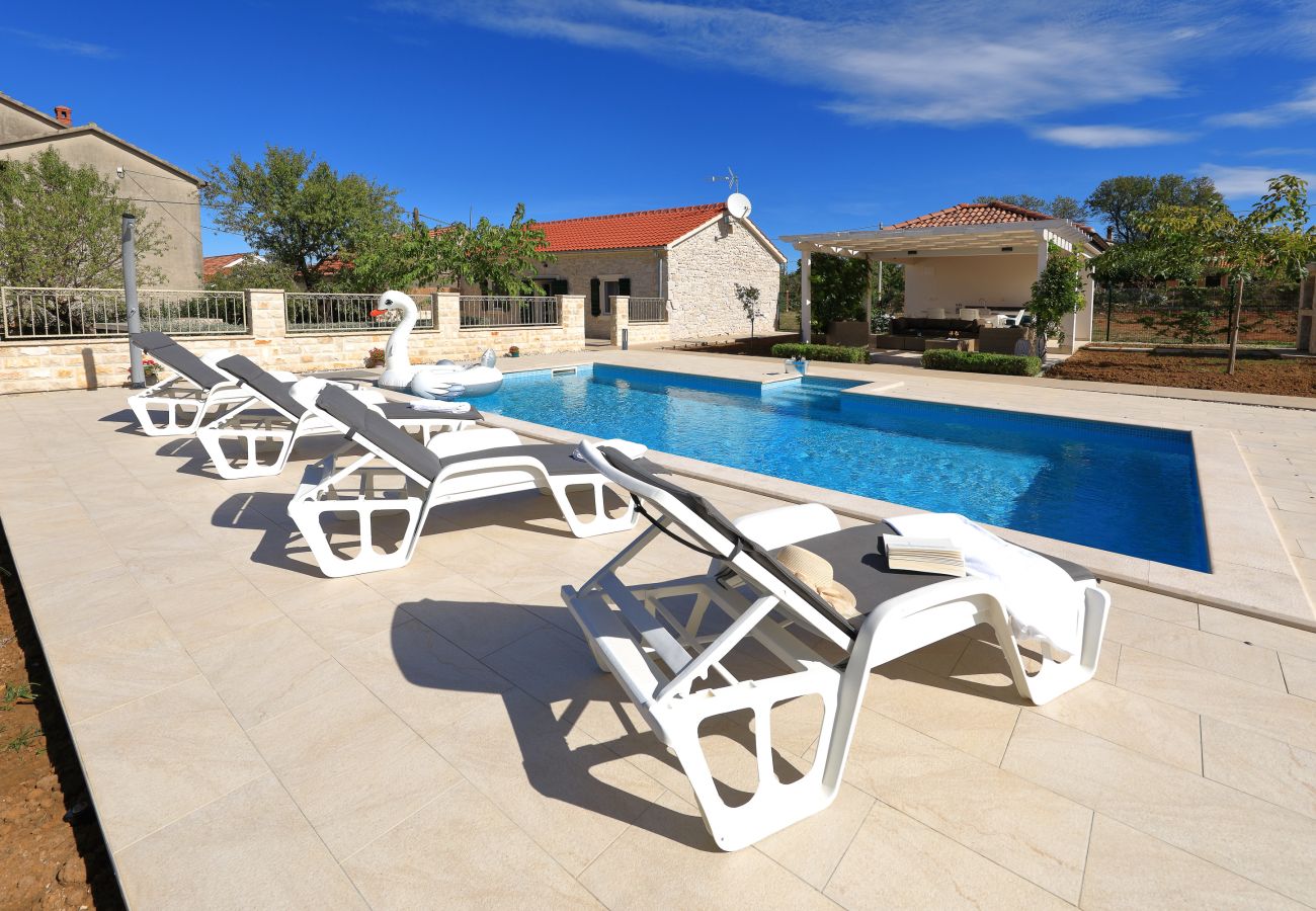 Ferienhaus in Debeljak - Ferienhaus Angelina mit Privatpool