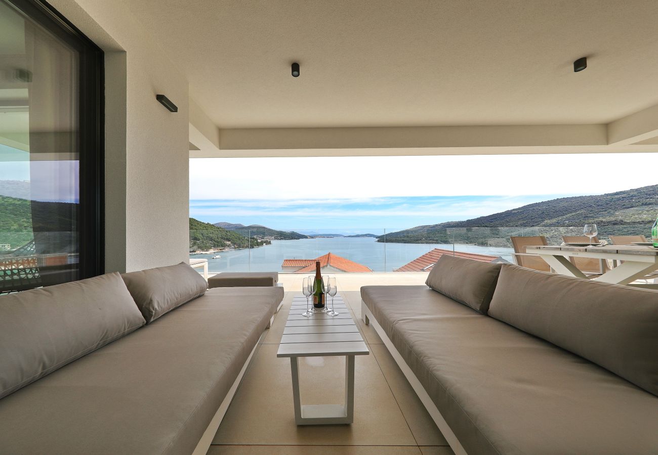 Ferienwohnung in Marina - Mentis, Luxuriöse Fewo mit Pool & Panoramablick