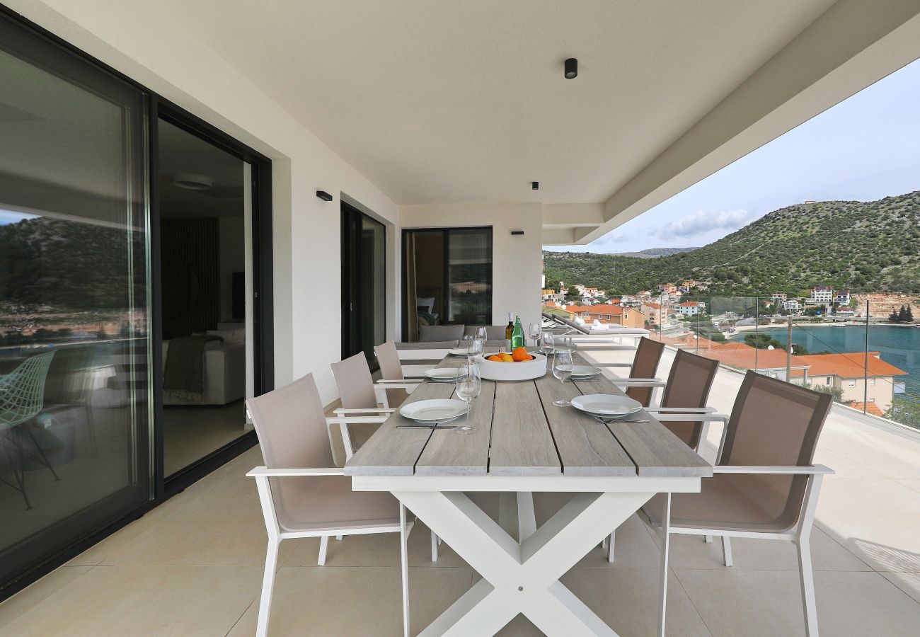 Ferienwohnung in Marina - Mentis, Luxuriöse Fewo mit Pool & Panoramablick