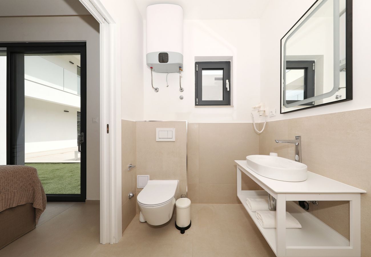 Ferienwohnung in Marina - Mentis, Luxuriöse Fewo mit Pool & Panoramablick