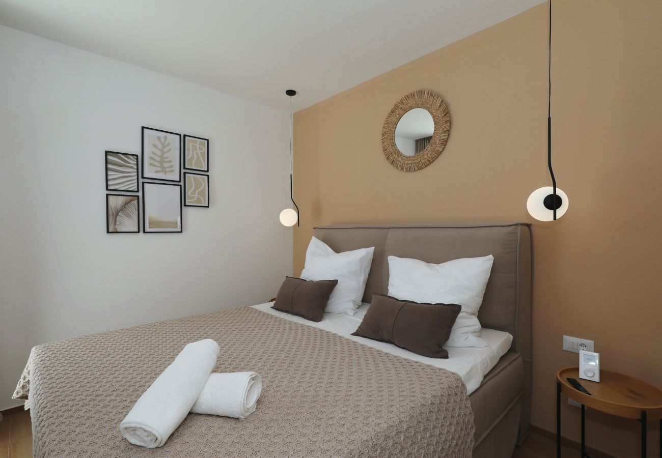 Ferienwohnung in Marina - Mentis, Luxuriöse Fewo mit Pool & Panoramablick