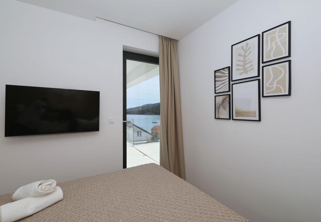 Ferienwohnung in Marina - Mentis, Luxuriöse Fewo mit Pool & Panoramablick