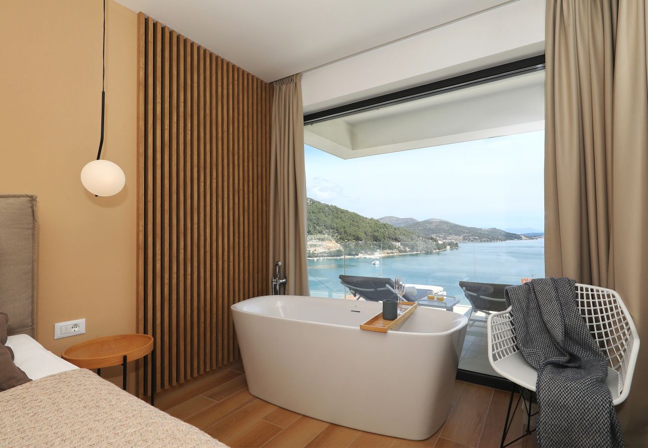 Ferienwohnung in Marina - Mentis, Luxuriöse Fewo mit Pool & Panoramablick