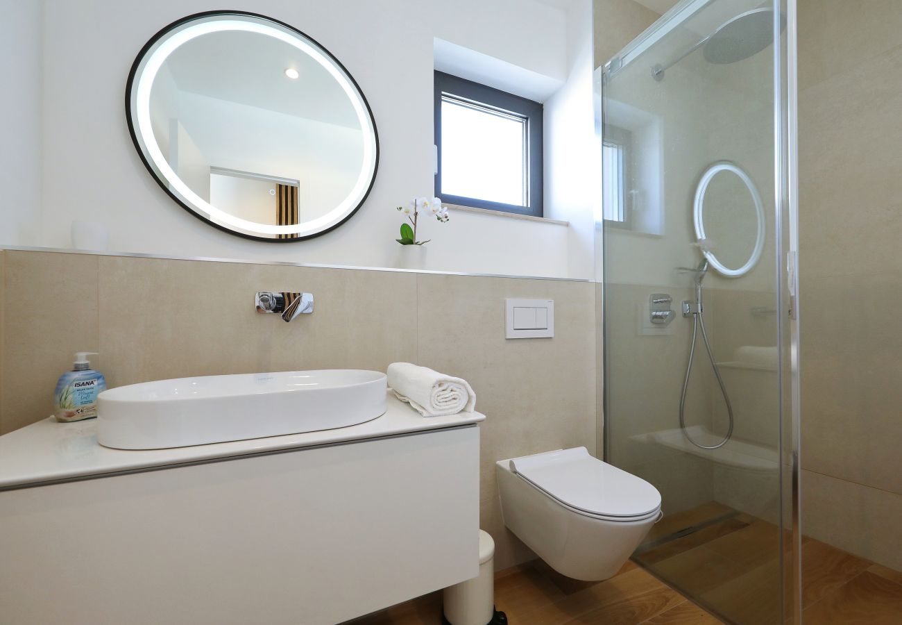 Ferienwohnung in Marina - Mentis, Luxuriöse Fewo mit Pool & Panoramablick