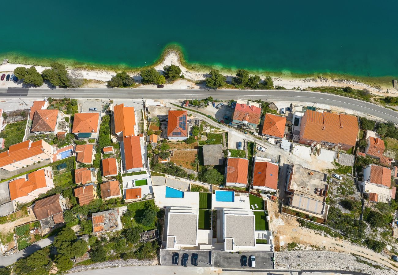 Ferienwohnung in Marina - Mentis, Luxuriöse Fewo mit Pool & Panoramablick