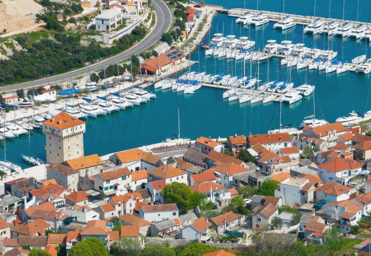 Ferienwohnung in Marina - Mentis, Luxuriöse Fewo mit Pool & Panoramablick