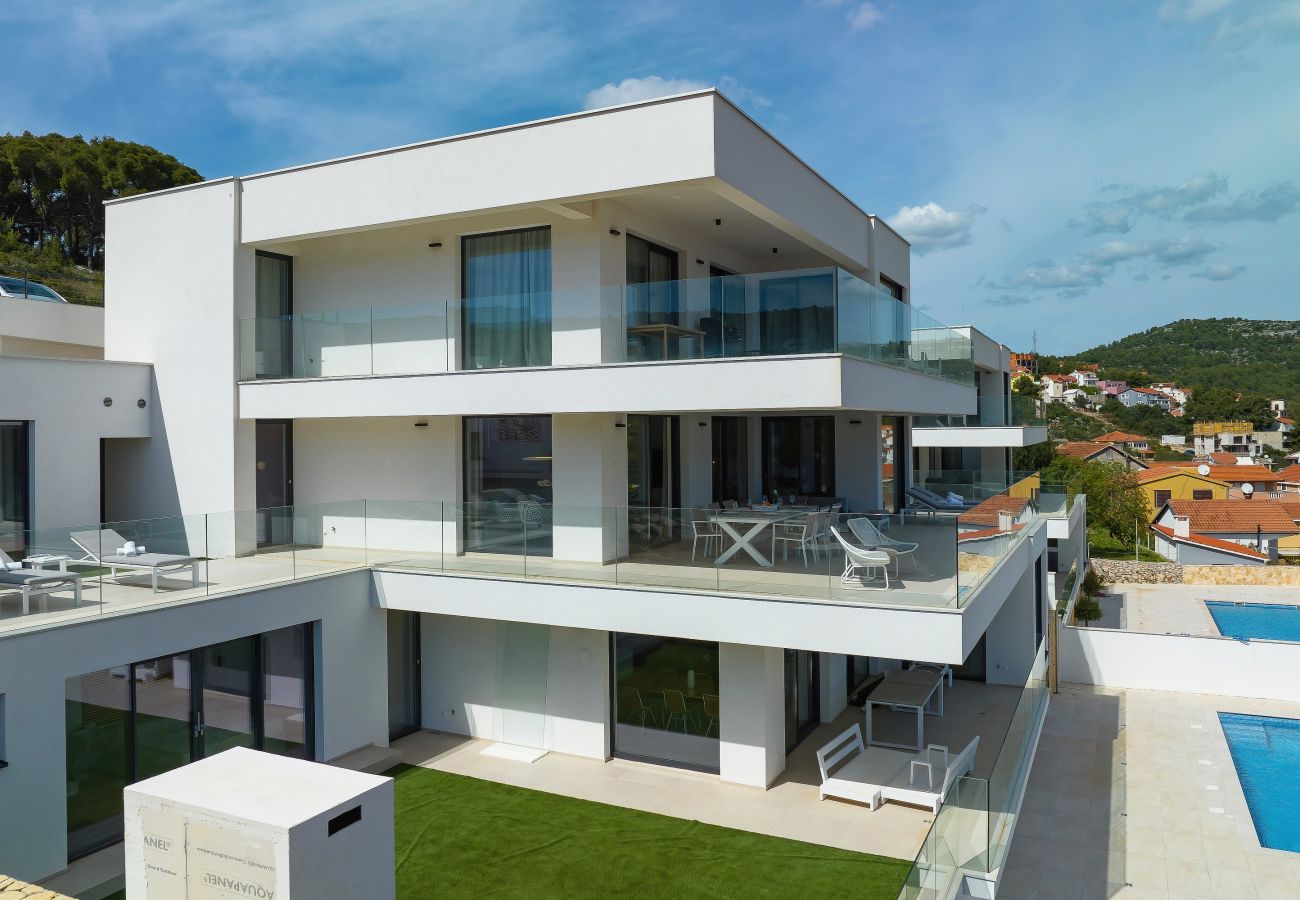 Ferienwohnung in Marina - Mentis, Luxuriöse Fewo mit Pool & Panoramablick