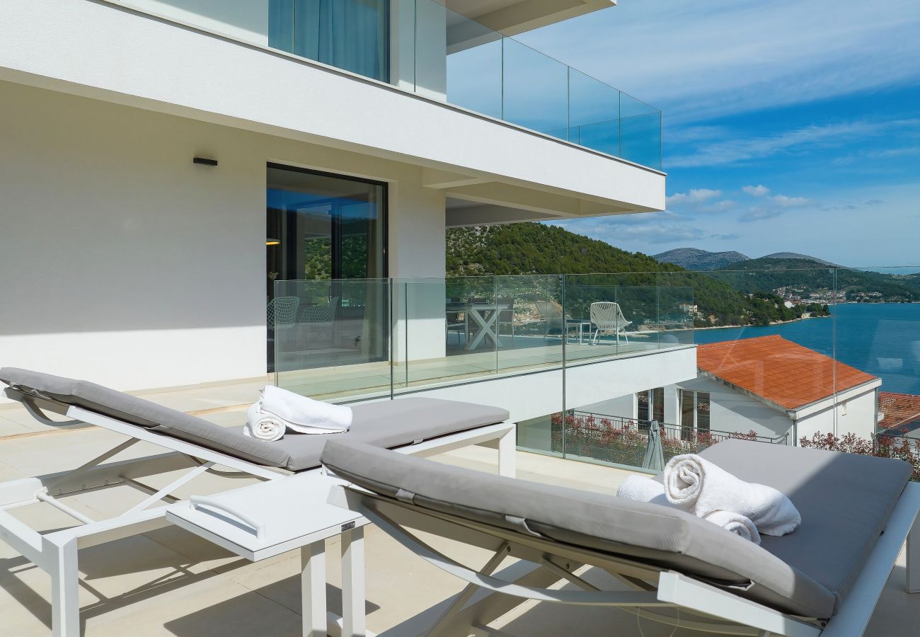 Ferienwohnung in Marina - Mentis, Luxuriöse Fewo mit Pool & Panoramablick