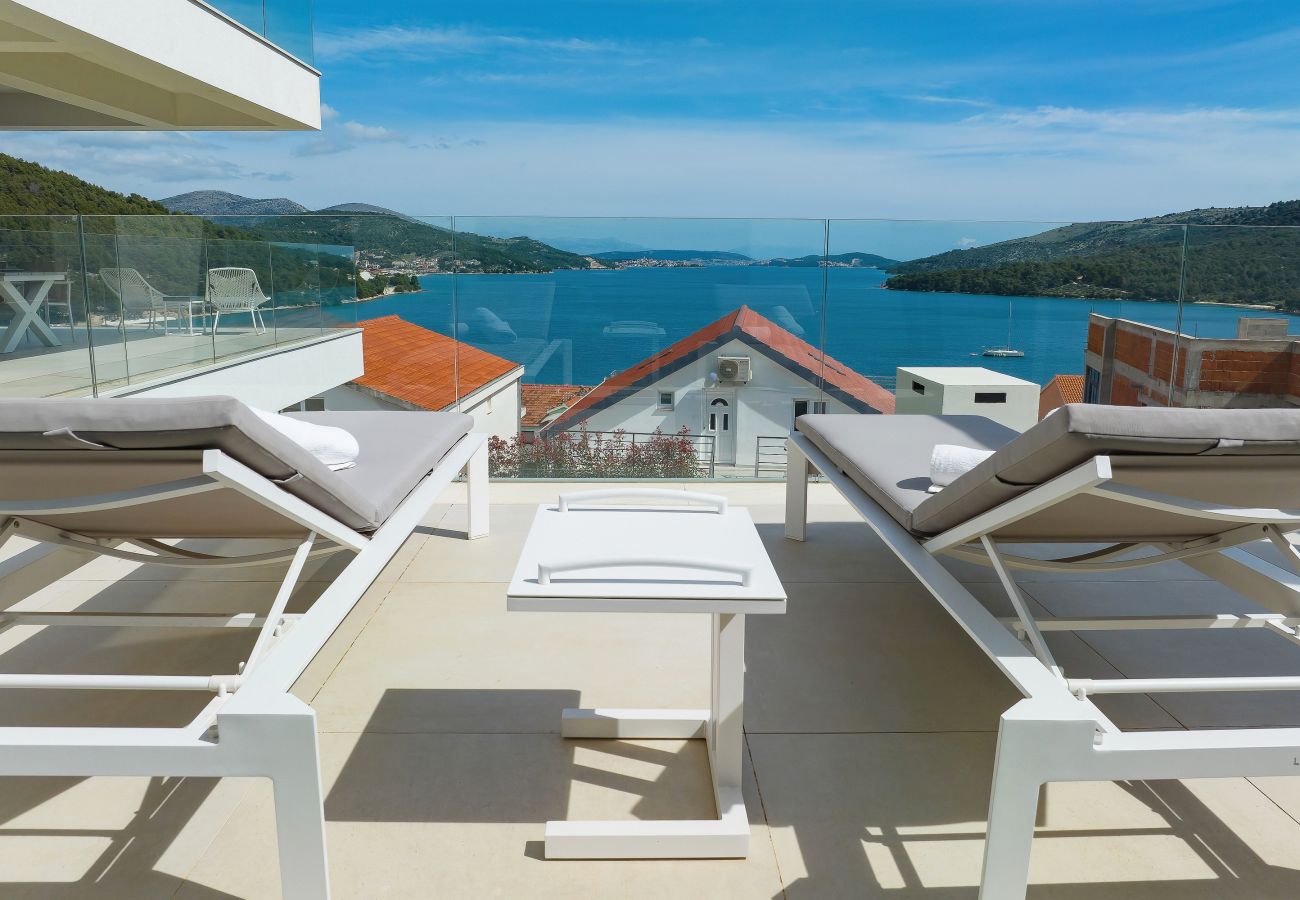 Ferienwohnung in Marina - Mentis, Luxuriöse Fewo mit Pool & Panoramablick