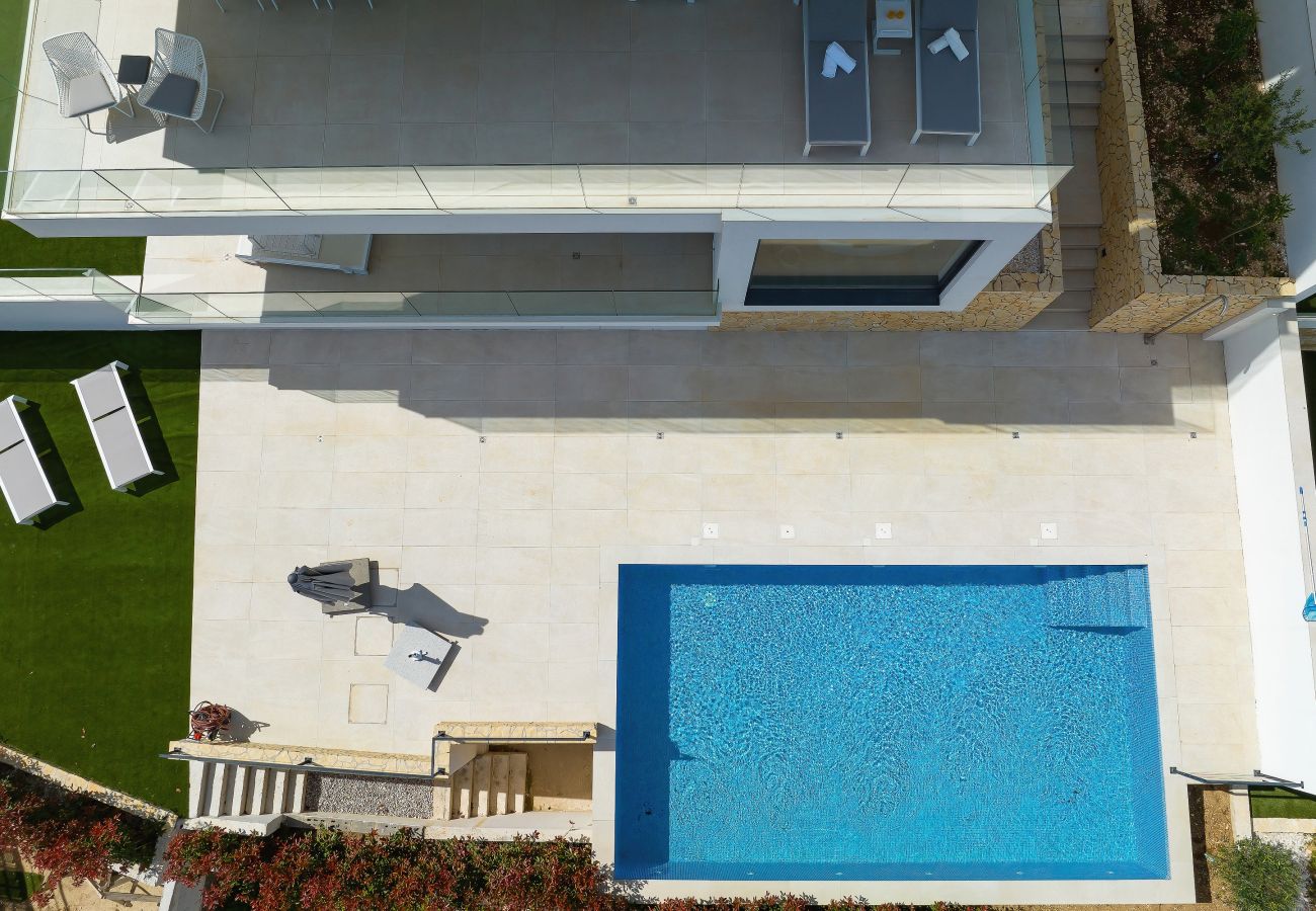 Ferienwohnung in Marina - Mentis, Luxuriöse Fewo mit Pool & Panoramablick