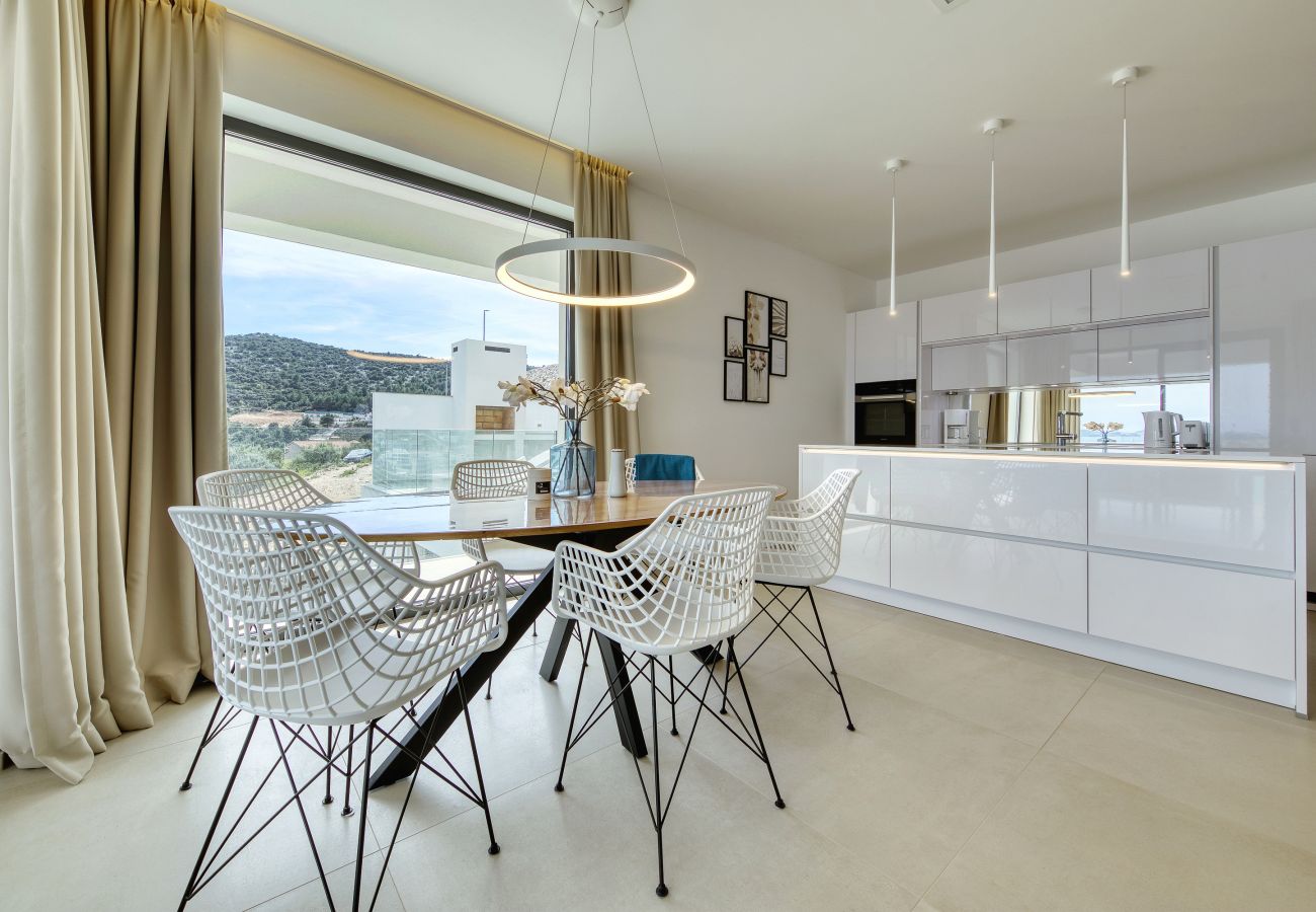 Ferienwohnung in Marina - Mentis, Luxuriöse Fewo mit Pool & Panoramablick