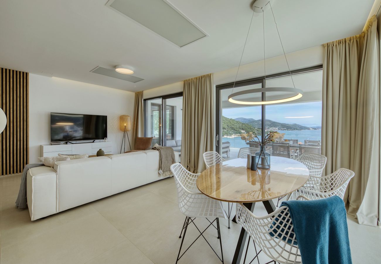 Ferienwohnung in Marina - Mentis, Luxuriöse Fewo mit Pool & Panoramablick