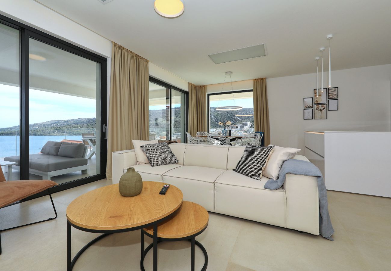 Ferienwohnung in Marina - Mentis, Luxuriöse Fewo mit Pool & Panoramablick