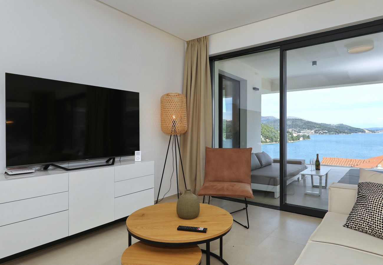 Ferienwohnung in Marina - Mentis, Luxuriöse Fewo mit Pool & Panoramablick