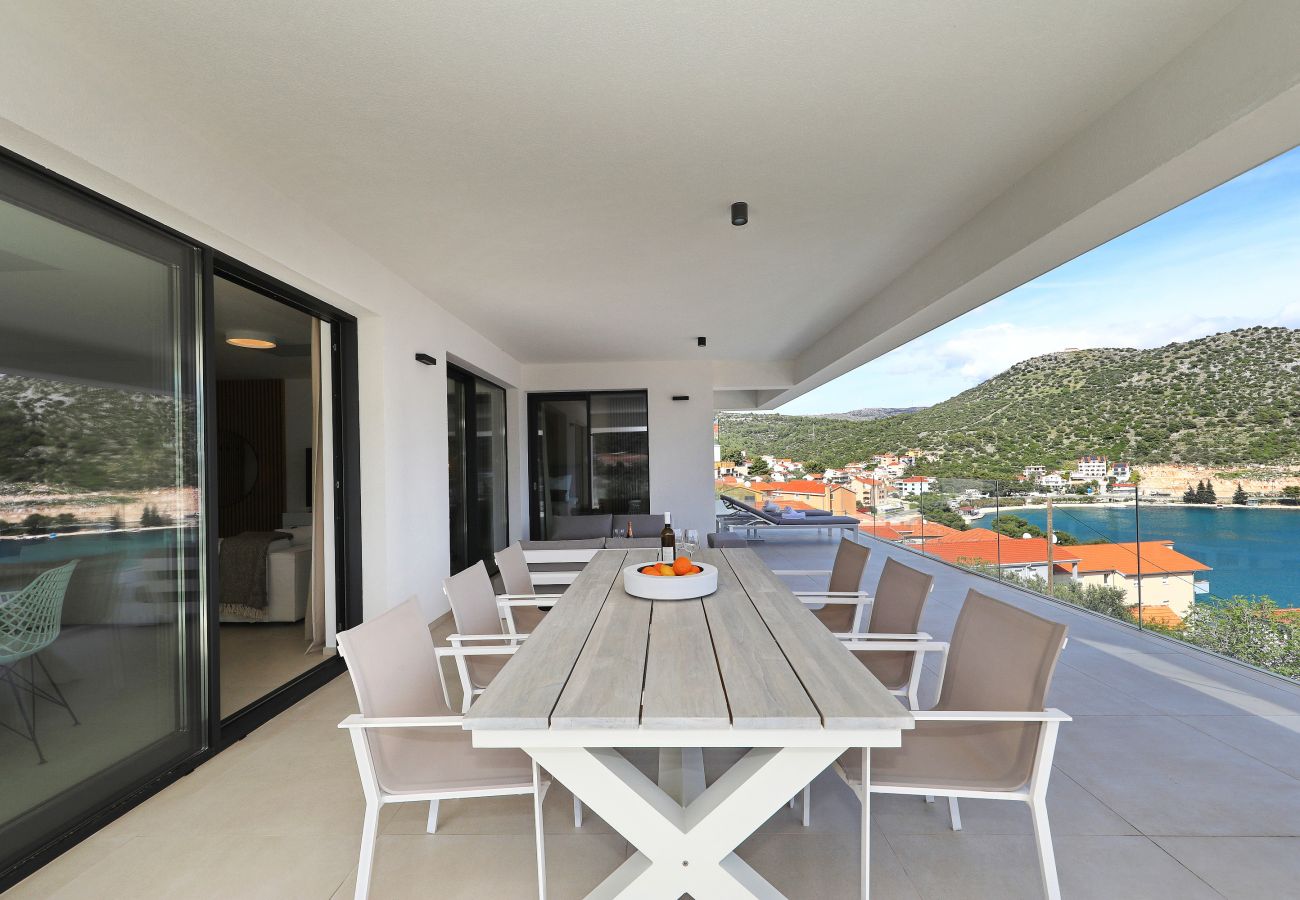 Ferienwohnung in Marina - Mentis, Luxuriöse Fewo mit Pool & Panoramablick