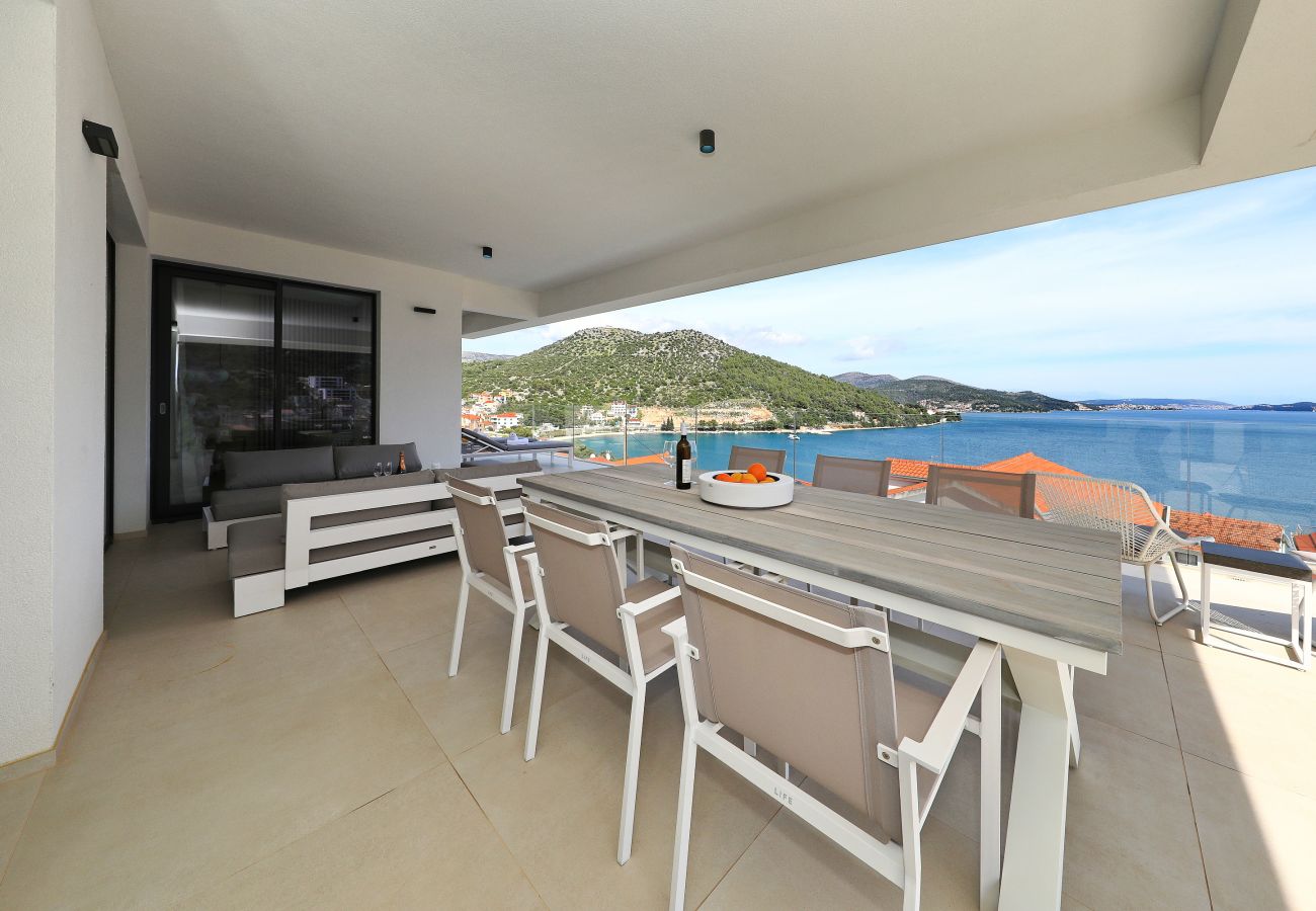 Ferienwohnung in Marina - Mentis, Luxuriöse Fewo mit Pool & Panoramablick