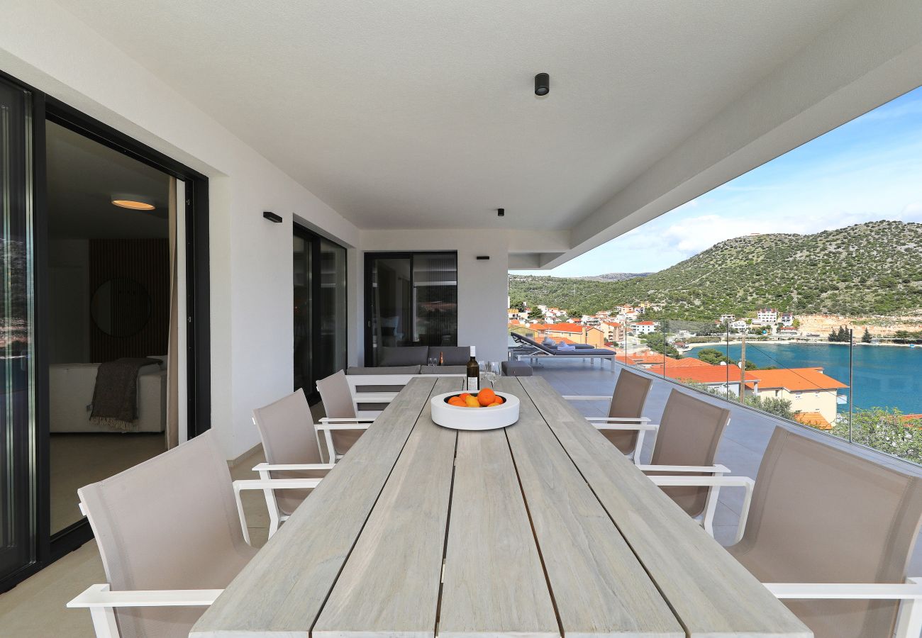 Ferienwohnung in Marina - Mentis, Luxuriöse Fewo mit Pool & Panoramablick