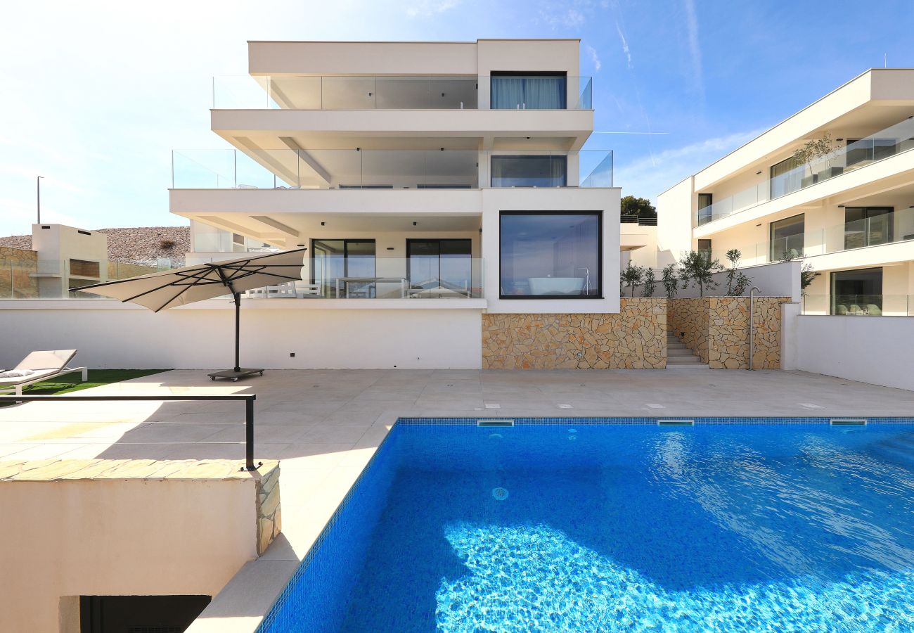 Ferienwohnung in Marina - Mentis, Luxuriöse Fewo mit Pool & Panoramablick