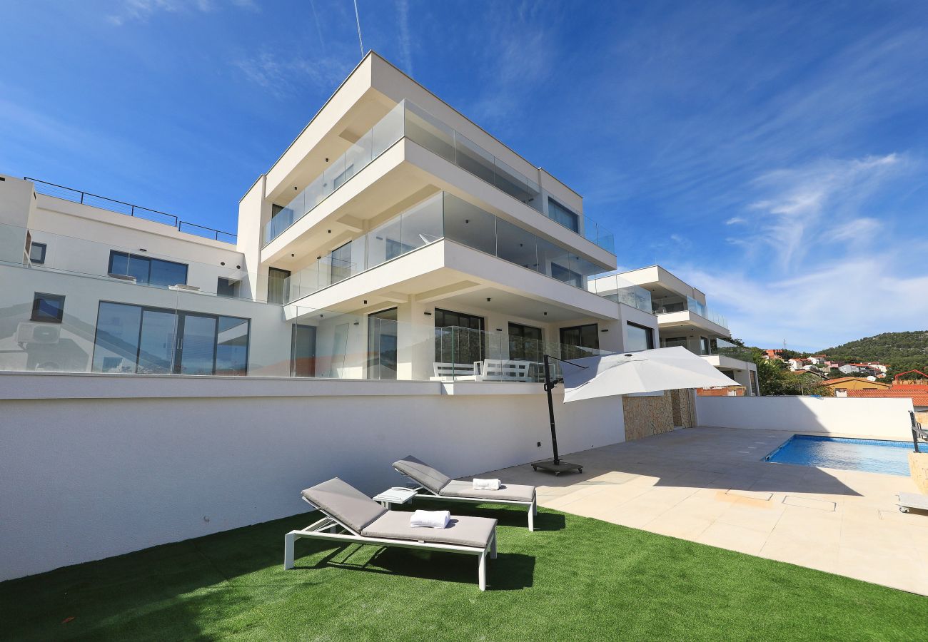 Ferienwohnung in Marina - Mentis, Luxuriöse Fewo mit Pool & Panoramablick