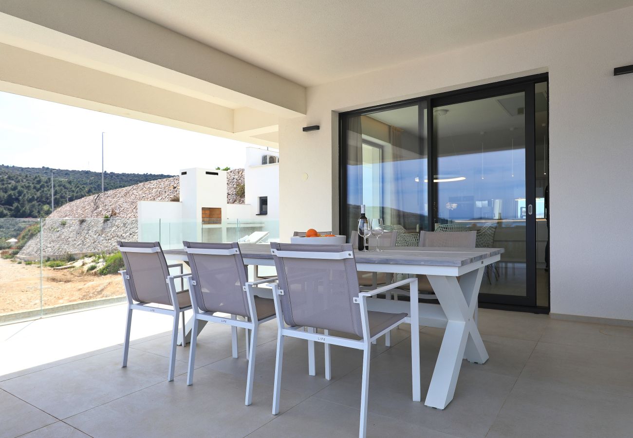 Ferienwohnung in Marina - Mentis, Luxuriöse Fewo mit Pool & Panoramablick