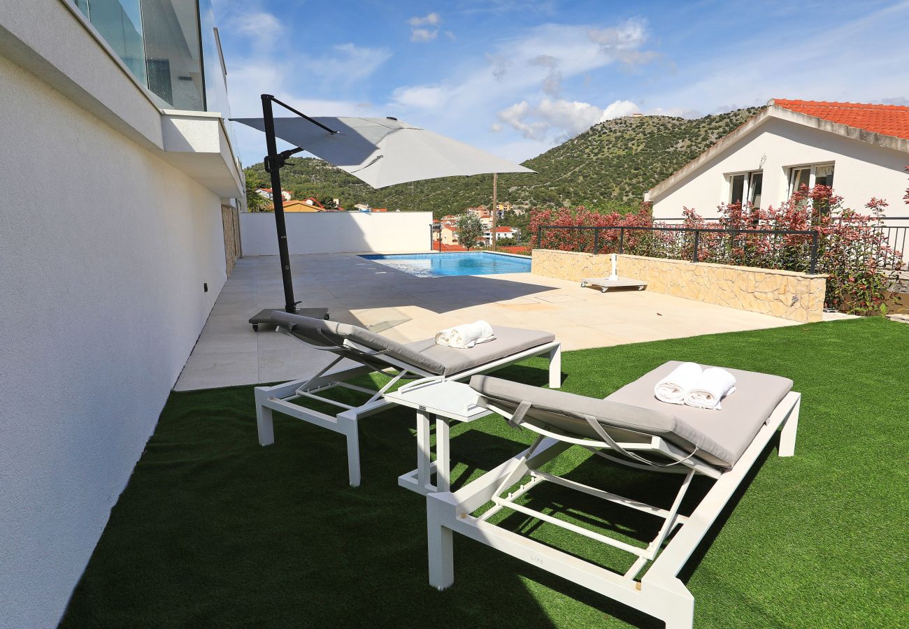 Ferienwohnung in Marina - Mentis, Luxuriöse Fewo mit Pool & Panoramablick