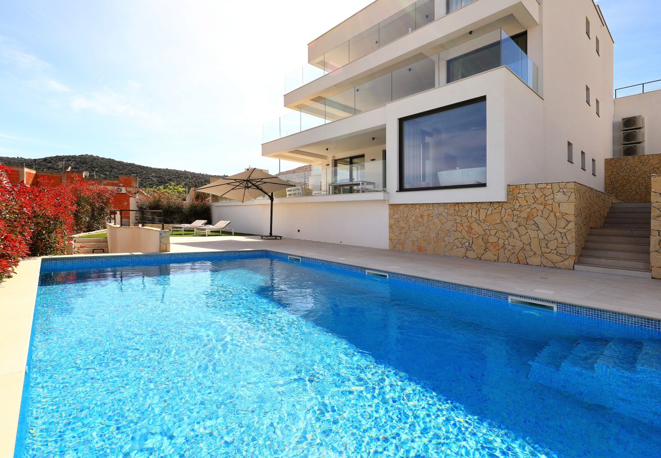 Ferienwohnung in Marina - Mentis, Luxuriöse Fewo mit Pool & Panoramablick