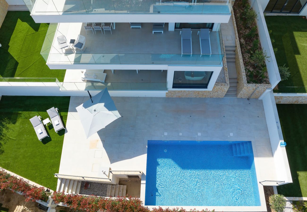 Ferienwohnung in Marina - Mentis, Luxuriöse Fewo mit Pool & Panoramablick