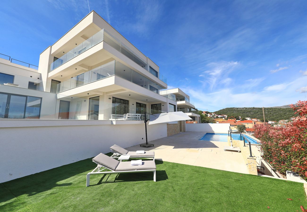 Ferienwohnung in Marina - Mentis, Luxuriöse Fewo mit Pool & Panoramablick