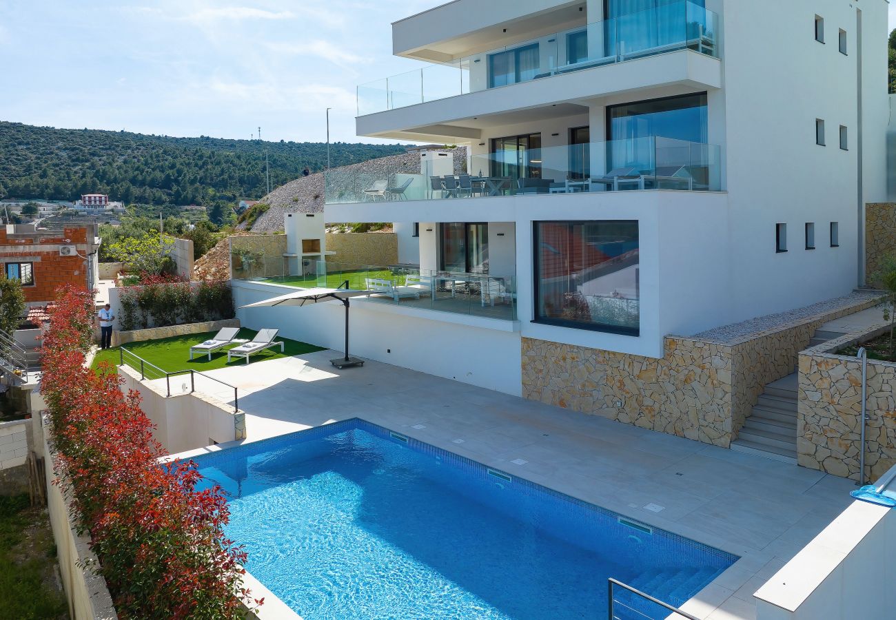 Ferienwohnung in Marina - Mentis, Luxuriöse Fewo mit Pool & Panoramablick