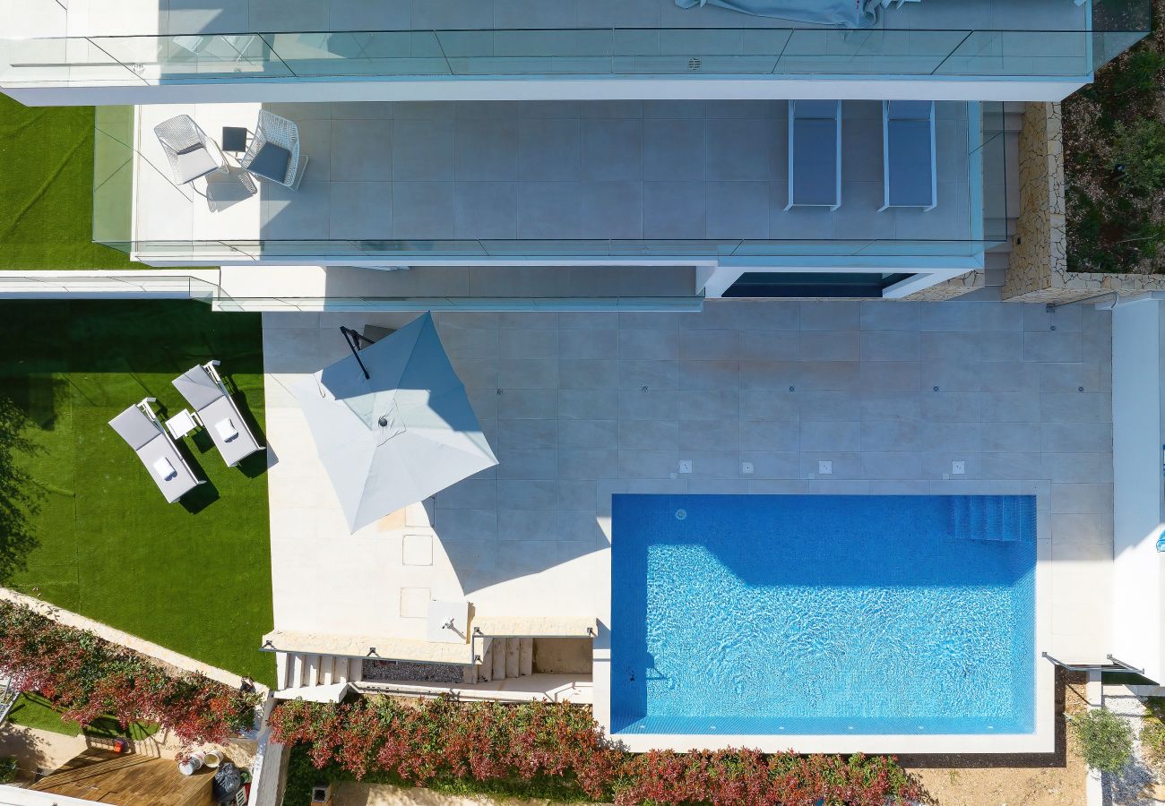 Ferienwohnung in Marina - Mentis, Luxuriöse Fewo mit Pool & Panoramablick