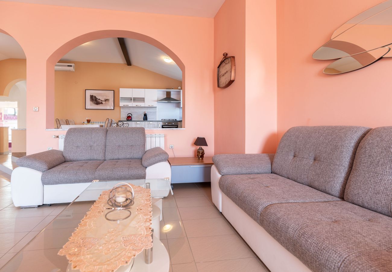 Ferienwohnung in Zadar - Marinko, No. 4, Geräumige Ferienwohnung mit Pool