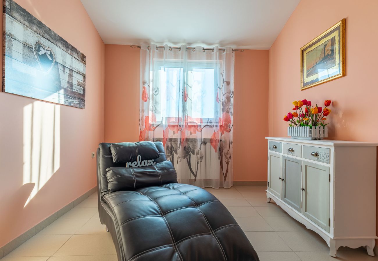 Ferienwohnung in Zadar - Marinko, No. 4, Geräumige Ferienwohnung mit Pool