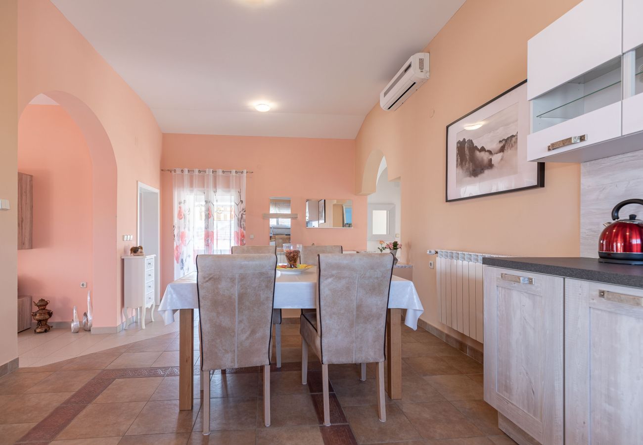 Ferienwohnung in Zadar - Marinko, No. 4, Geräumige Ferienwohnung mit Pool