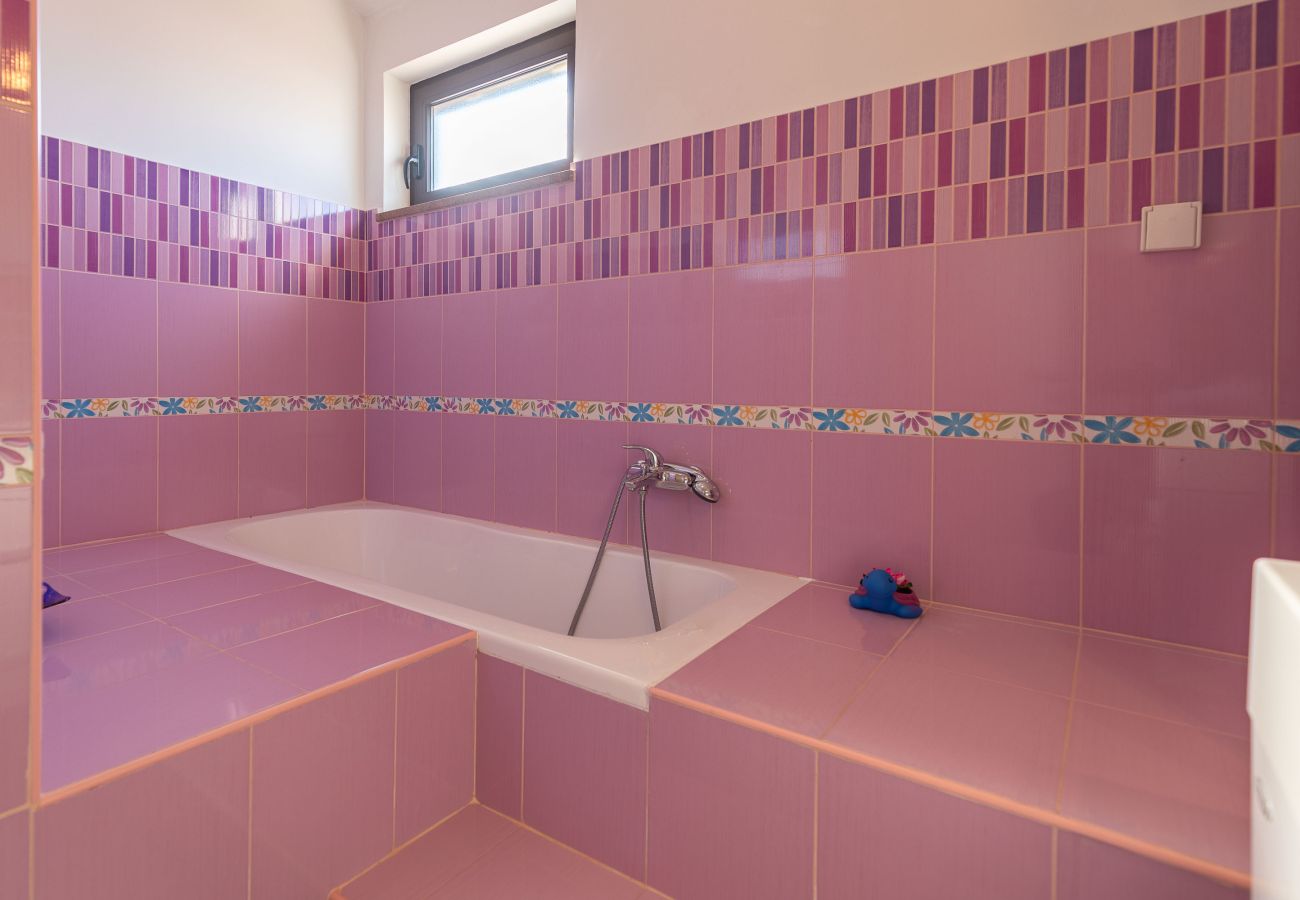 Ferienwohnung in Zadar - Marinko, No. 4, Geräumige Ferienwohnung mit Pool