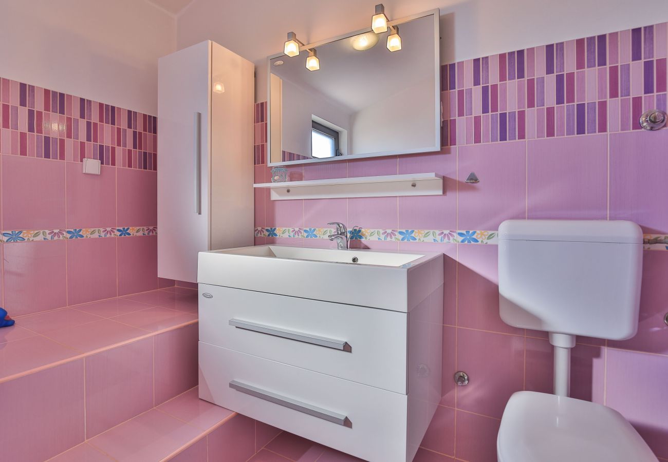 Ferienwohnung in Zadar - Marinko, No. 4, Geräumige Ferienwohnung mit Pool