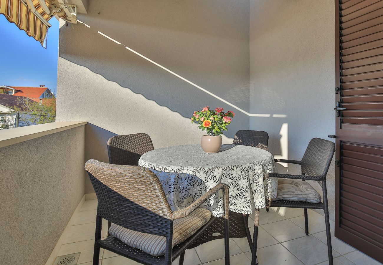 Ferienwohnung in Zadar - Marinko, No. 4, Geräumige Ferienwohnung mit Pool