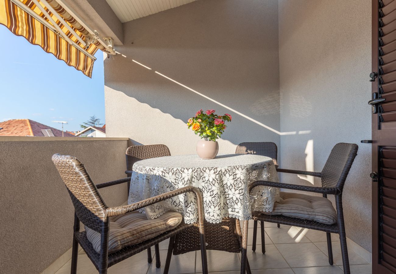 Ferienwohnung in Zadar - Marinko, No. 4, Geräumige Ferienwohnung mit Pool